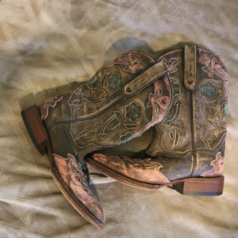 Beautiful Dan Post Female Cowboy Boots